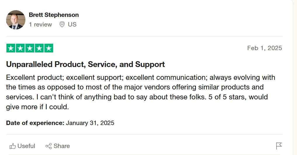 Kinsta 5 star Trustpilot review praising product quality, customer support, and communication by a US customer.